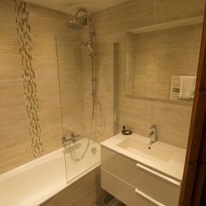 Renovated chalet bathroom - Rent this apartment in St Martin de Belleville