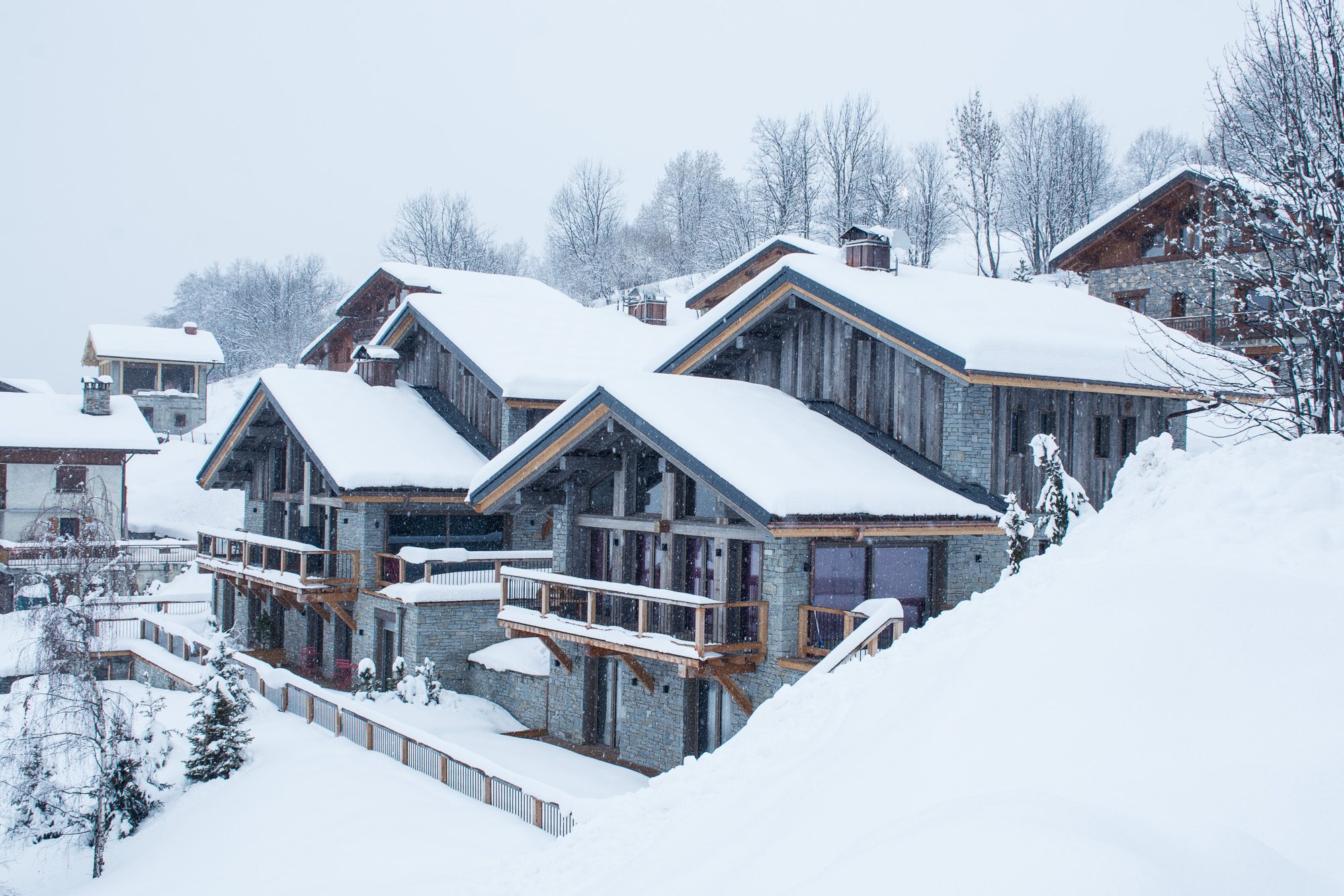 Snowy exterior view of Chalet Le Grand Coeur and Coeur Blanc