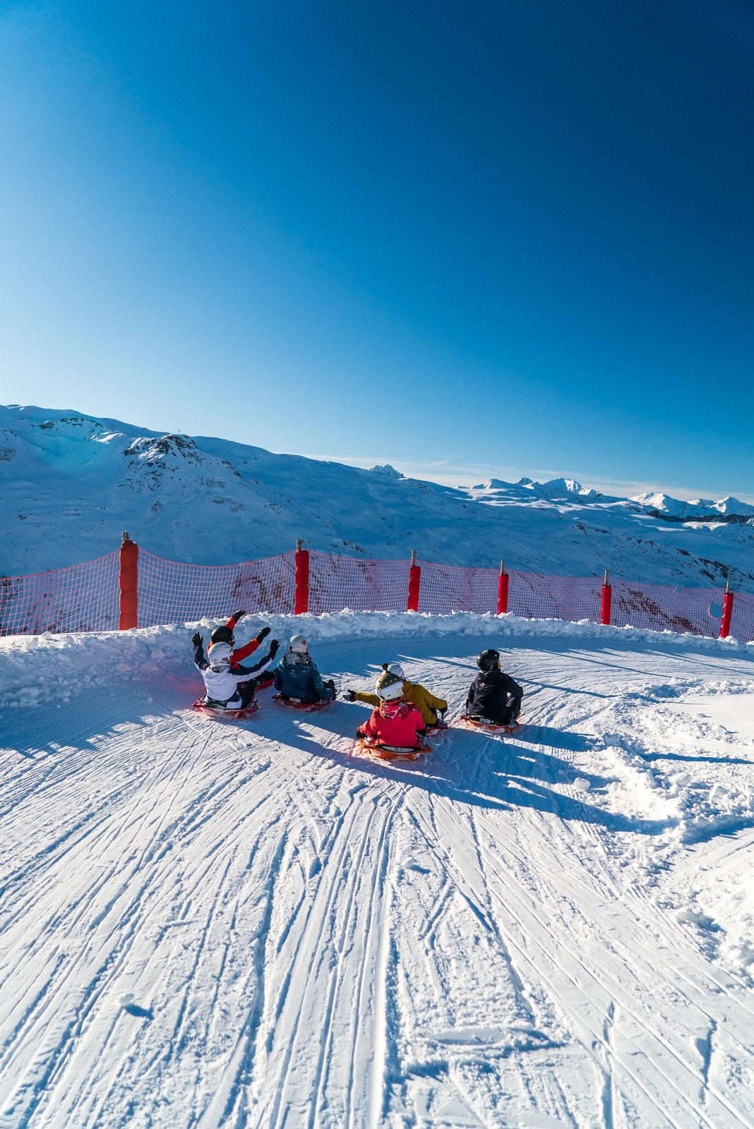 Les enfants s&#39;amusent sur la piste de luge de 4km &#39;Roc&#39;n Bob&#39; aux Menuires