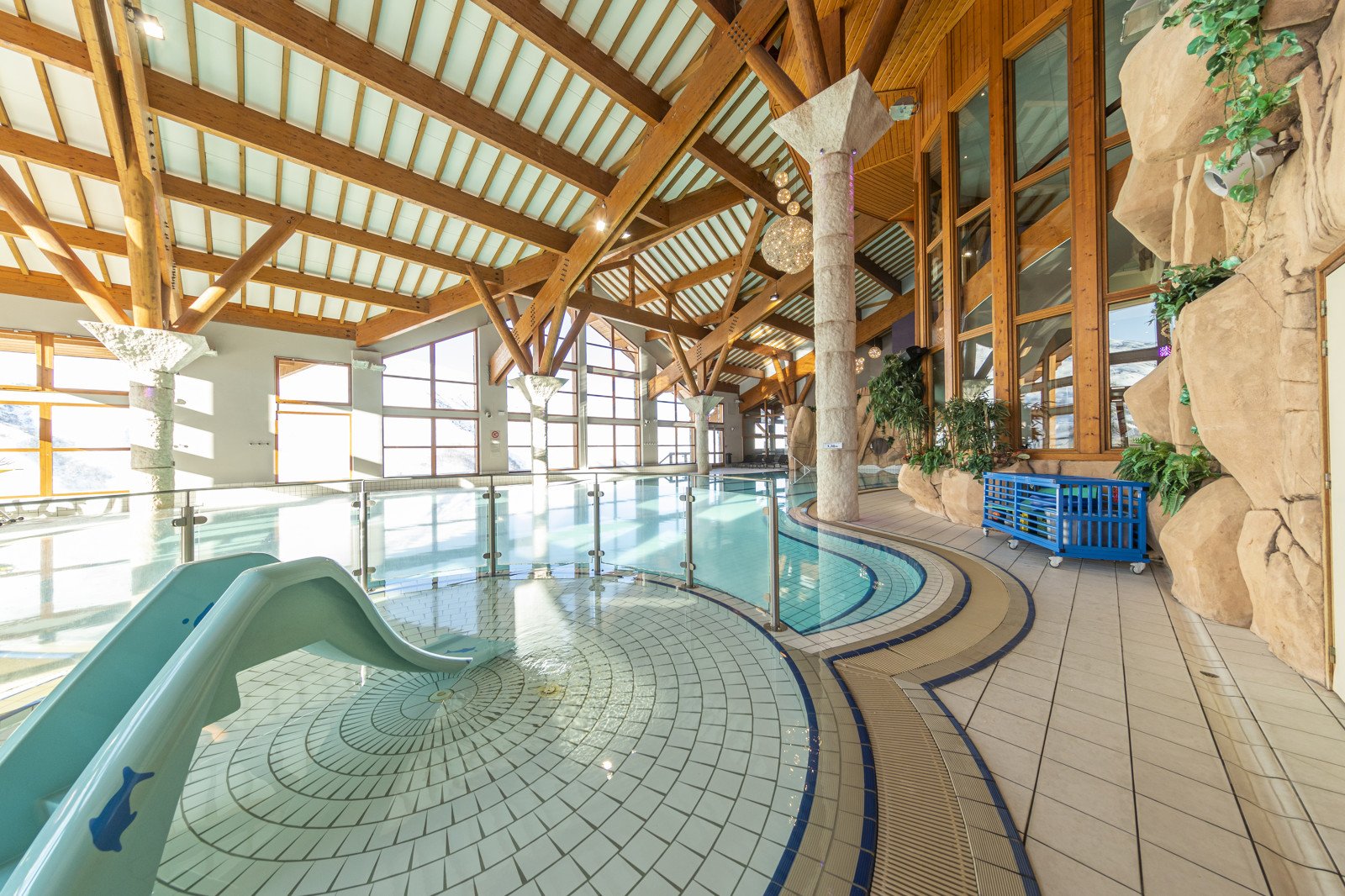 Sportzentrum mit Swimmingpool für Kinder und Sauna, Hamam, Whirlpools und Fitnessraum für Erwachsene.