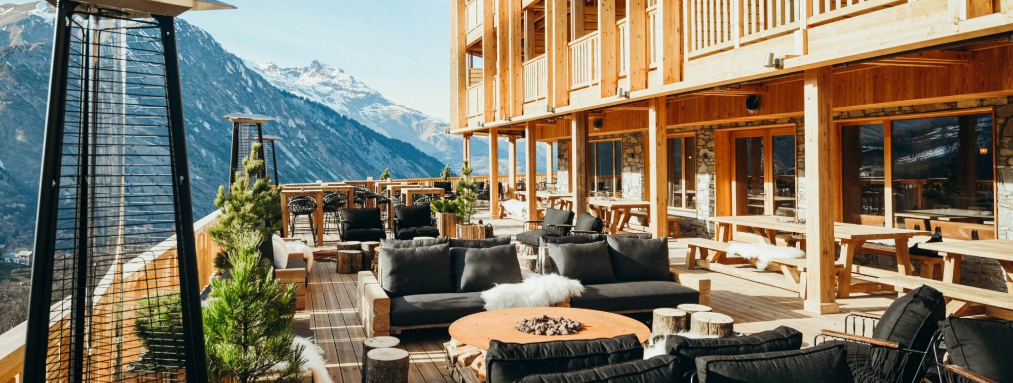 Atemberaubende Sonnenterrasse im Hotel Lodji und im Restaurant La Toré in St. Martin de Belleville